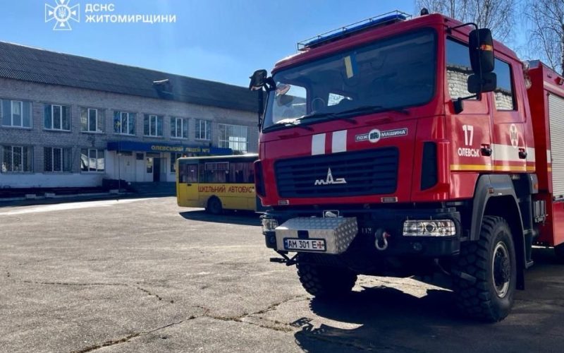 В Олевську рятувальники чотири години відкачували воду з підвалу ліцею