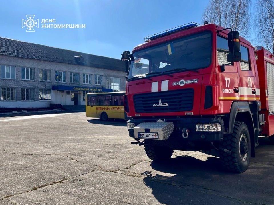 В Олевську рятувальники чотири години відкачували воду з підвалу ліцею