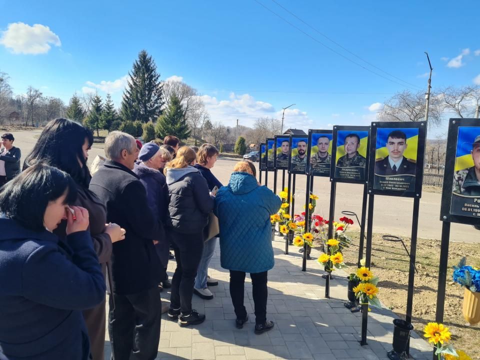 Алея пам’яті у Словечанській громаді поповнилася новими портретами Героїв
