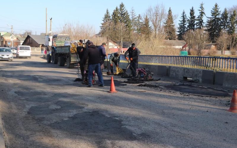 Через критичний стан мосту в Олевську розпочали першочергові ремонтні роботи