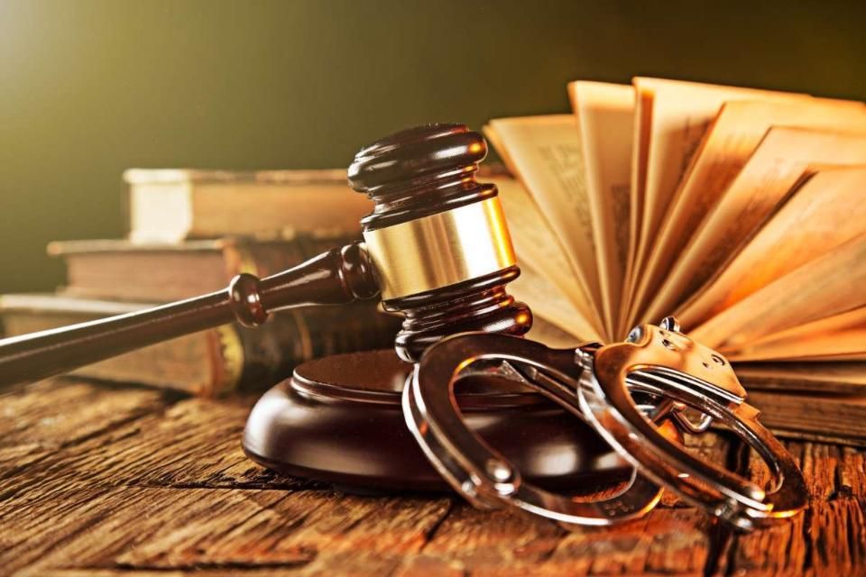 Суд у Малині призначив 5 років ув’язнення двом чоловікам за крадіжку та викрадення мотоцикла
