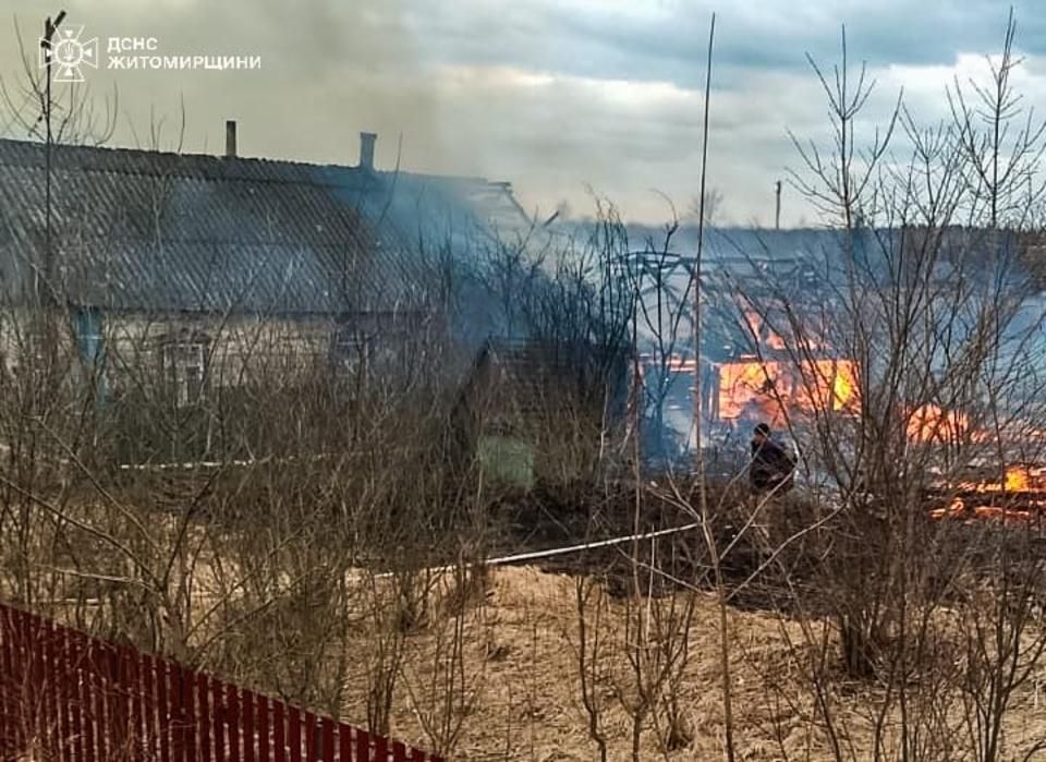Через підпал сухостою у селі на Лугинщині загорілися будівлі