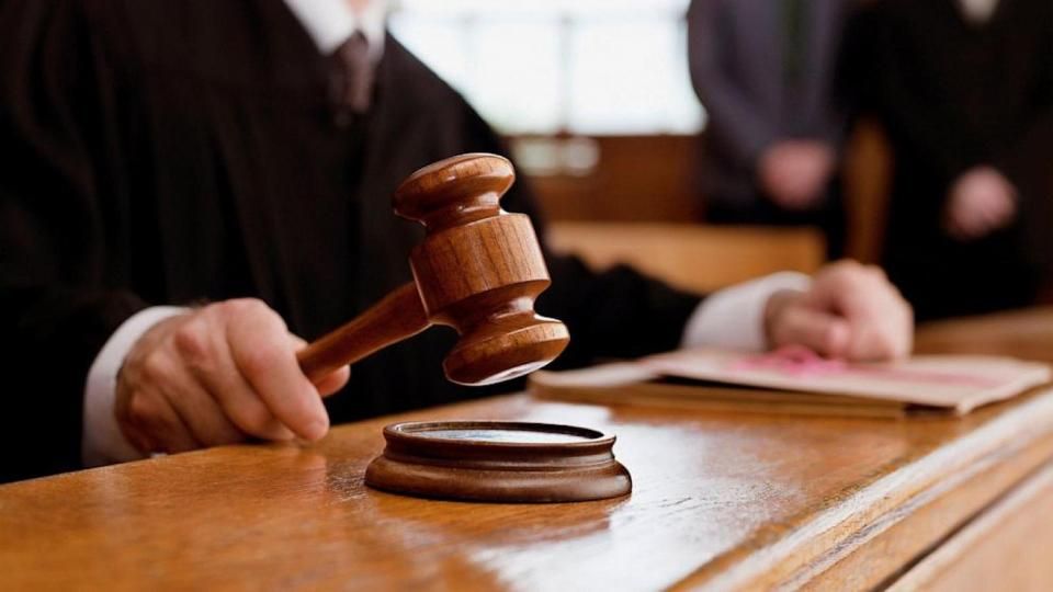 Через шум у квартирі: у Малині жінка побила сусідку й отримала умовний термін
