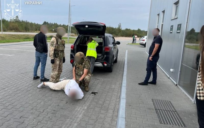 Коростенський суд відправив за ґрати пару, яка погрожувала судді та вимагала 15 тис. доларів