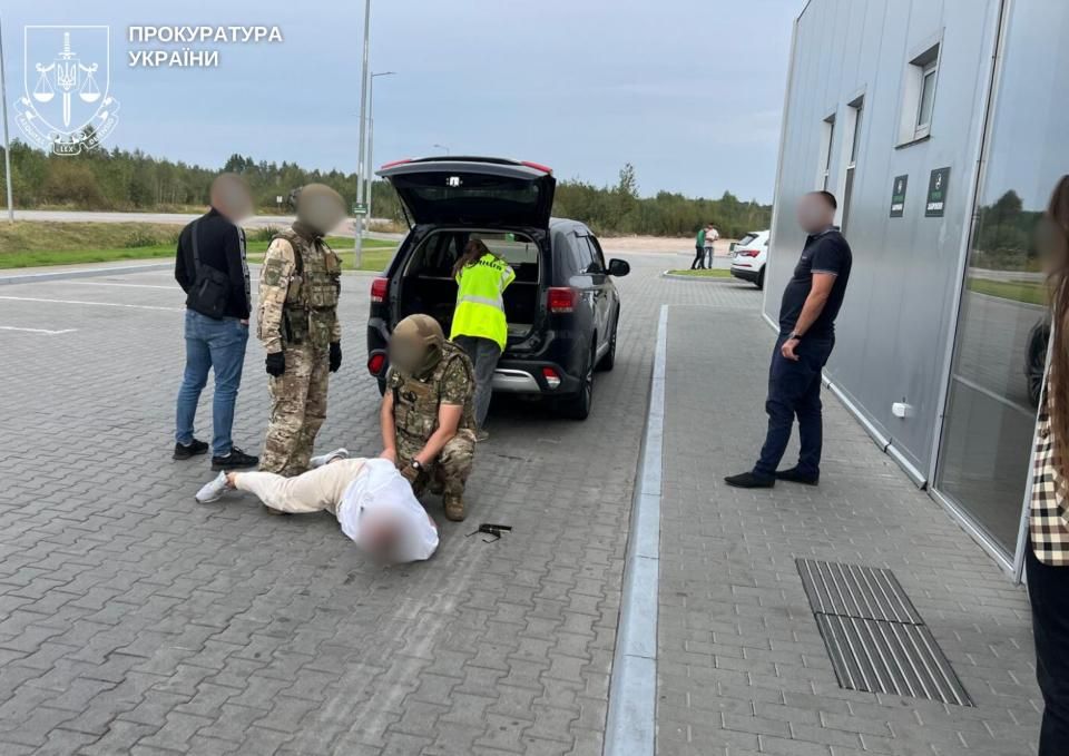 Коростенський суд відправив за ґрати пару, яка погрожувала судді та вимагала 15 тис. доларів