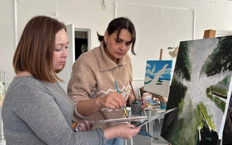 У Малині жінки загиблих воїнів малювали «історії кохання»