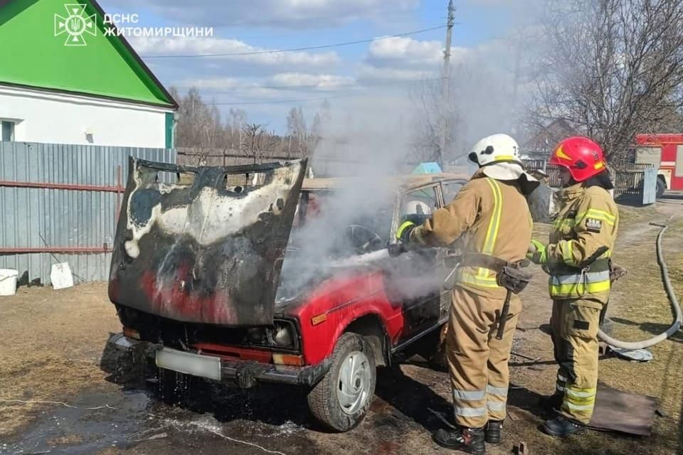 У селі на Олевщині горів легковий автомобіль
