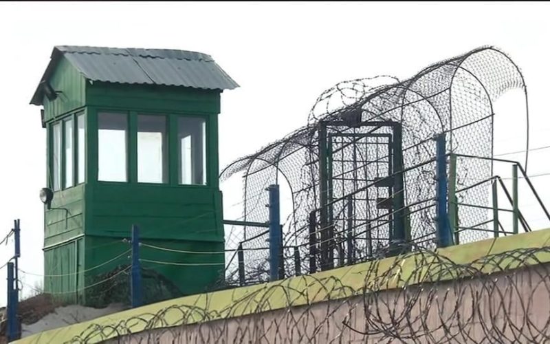 Чай і цигарки з “начинкою”: у Коростенській колонії зупинили дві спроби передачі заборонених речовин