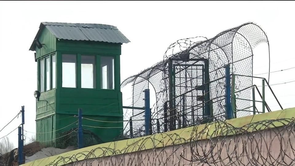 Чай і цигарки з “начинкою”: у Коростенській колонії зупинили дві спроби передачі заборонених речовин