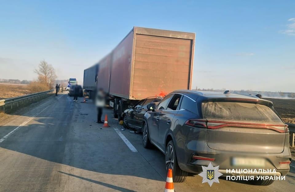 Подробиці ДТП неподалік Коростеня: зіштовхнулися 7 автівок, травмовані троє дорослих та двоє дітей