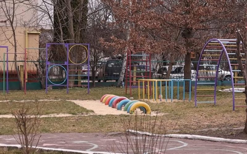У місті Житомирської область двоє діток самовільно пішли з дитсадка: їх розшукали за 5 км