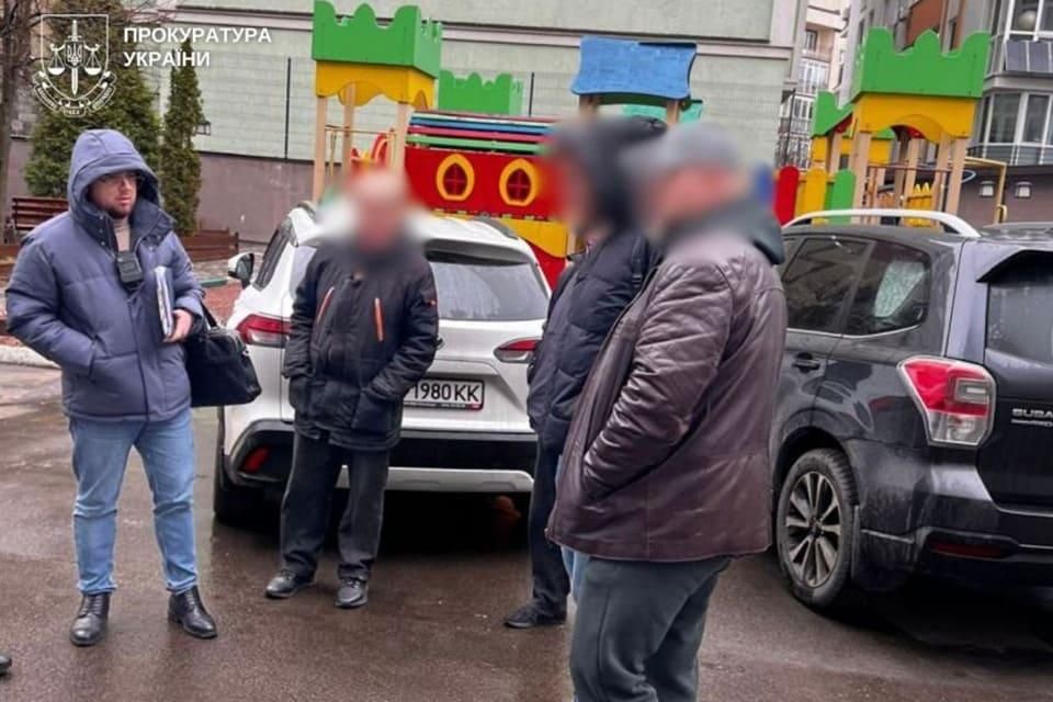 На Житомирщині та ще чотирьох областях викрили мережу, що заробила мільйони на незаконному оформленні авто