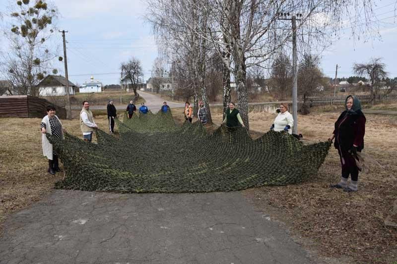 Волонтерки з Олевської громади виготовили майже 40 тисяч м² маскувальних сіток для захисників