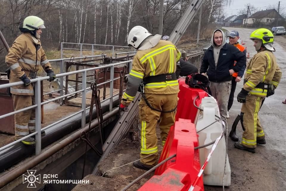 На Житомирщині рятувальники допомогли бобрам вибратися зі шлюзу