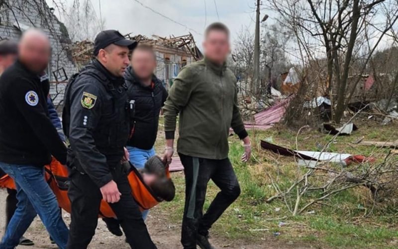 Поліція документує наслідки обстрілу в Коростені: вибухотехніки обстежують територію