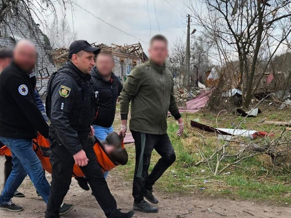 Поліція документує наслідки обстрілу в Коростені: вибухотехніки обстежують територію