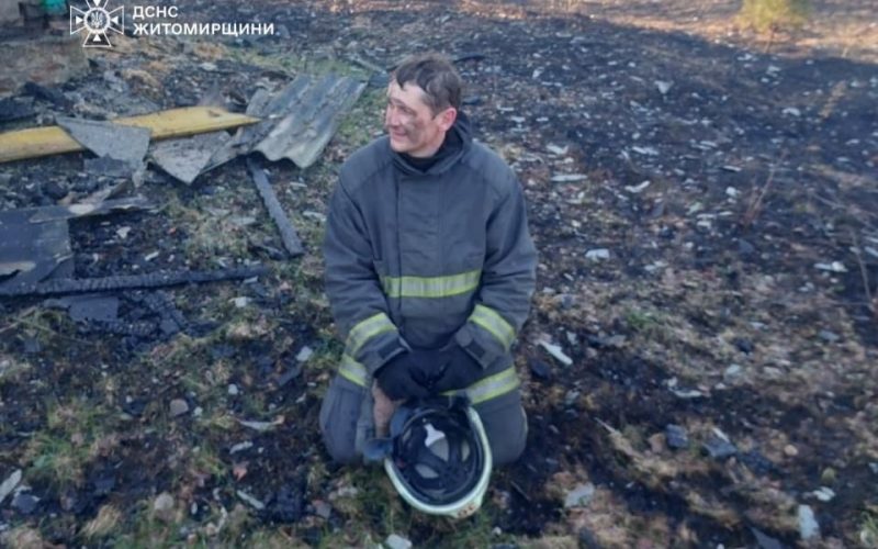 У селі Коростенського району вогонь із сухої трави перекинувся на житловий будинок та господарчі споруди