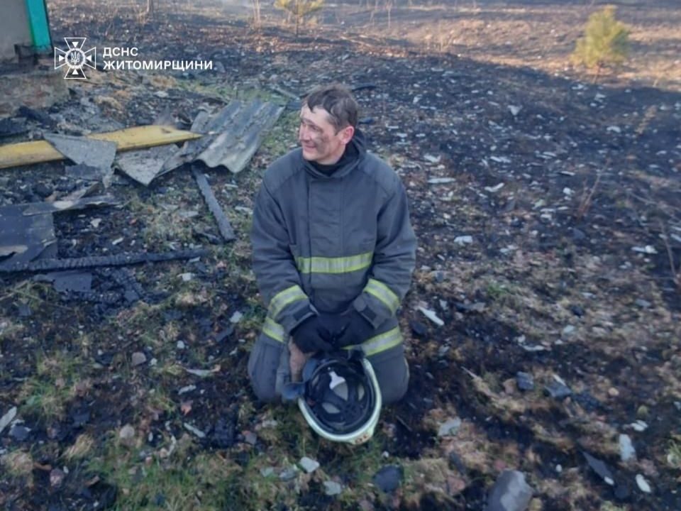 У селі Коростенського району вогонь із сухої трави перекинувся на житловий будинок та господарчі споруди