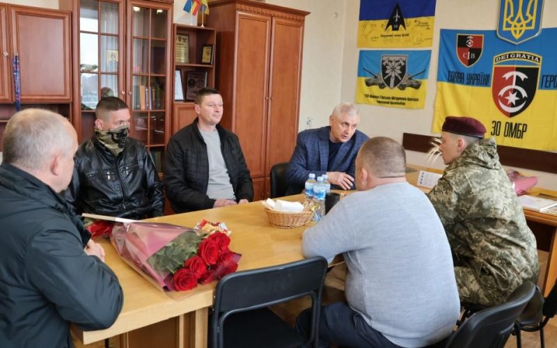 У Малині зустріли двох захисників, звільнених із російського полону