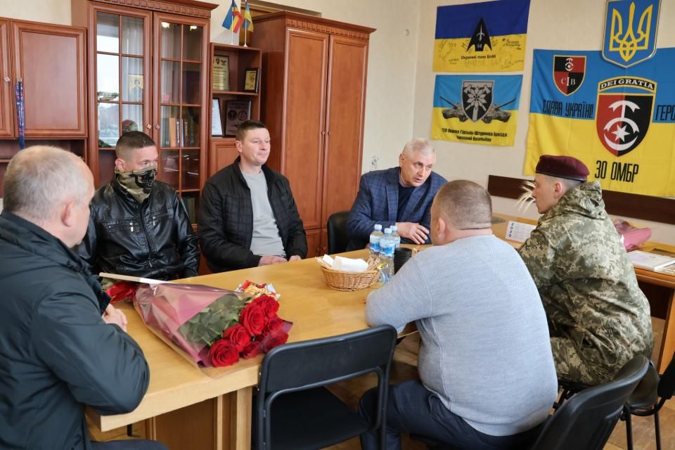 У Малині зустріли двох захисників, звільнених із російського полону