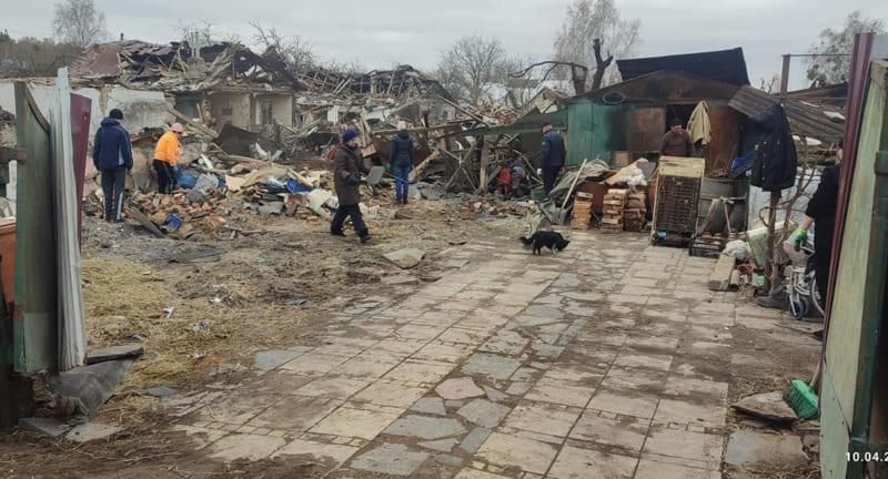Понад 30 тонн сміття вивезли з подвір’я будинку, зруйнованого атакою рф у Коростені
