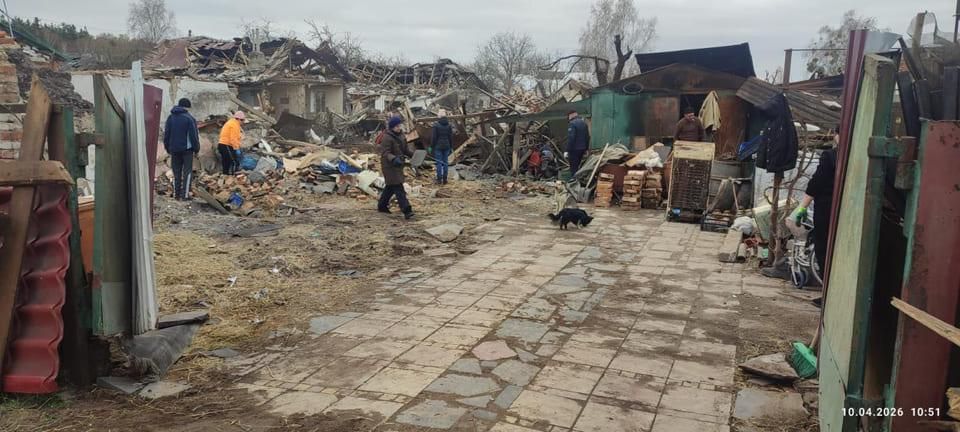 Понад 30 тонн сміття вивезли з подвір’я будинку, зруйнованого атакою рф у Коростені