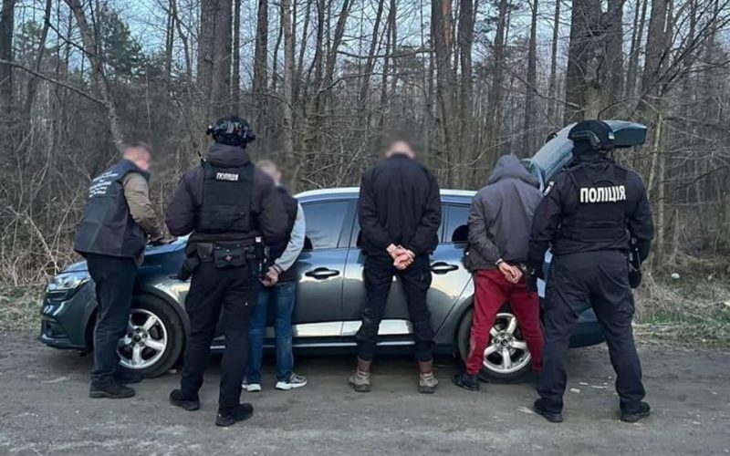 Олевські слідчі оголосили підозру перевізнику, який віз військовозобов’язаних до кордону
