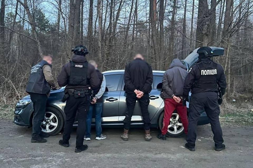 Олевські слідчі оголосили підозру перевізнику, який віз військовозобов’язаних до кордону
