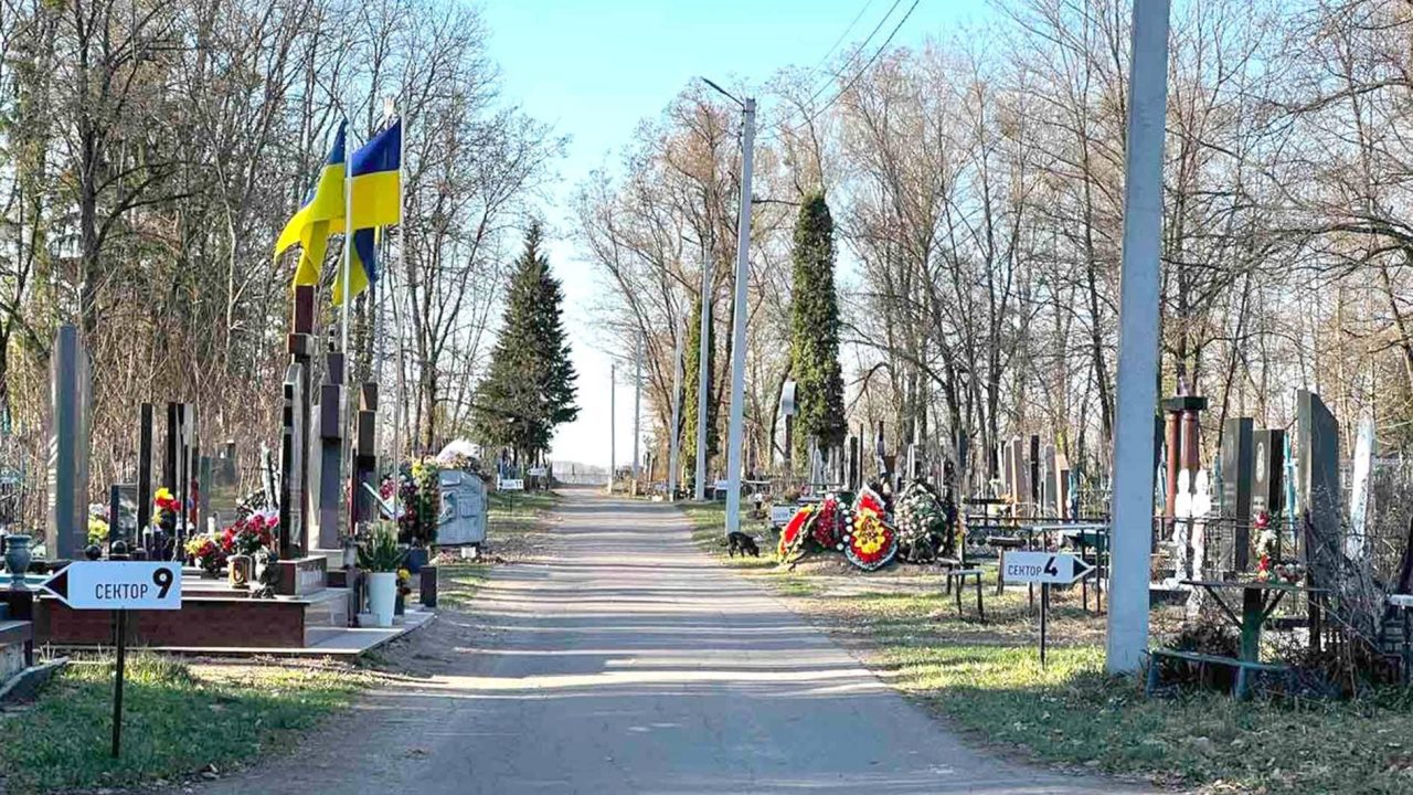 На «Житомирському» кладовищі в Коростені триває підготовка до поминальних днів