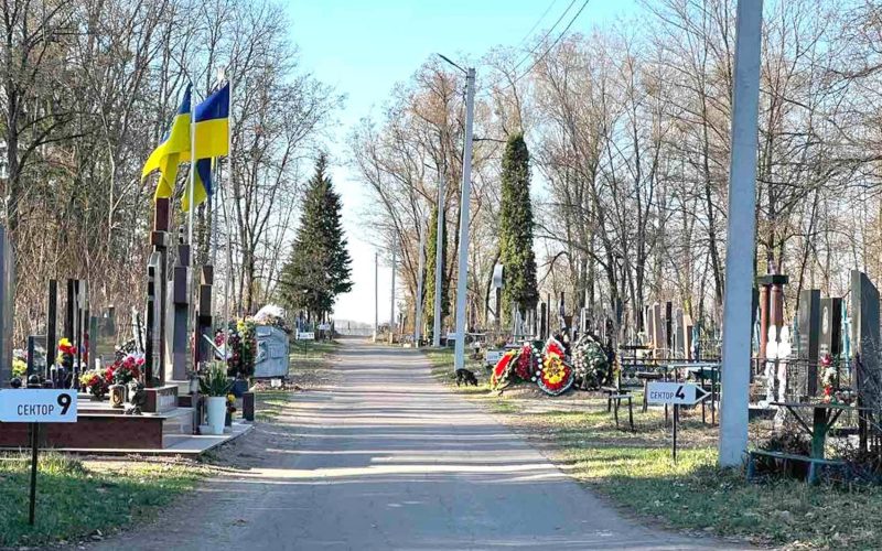 На «Житомирському» кладовищі в Коростені триває підготовка до поминальних днів