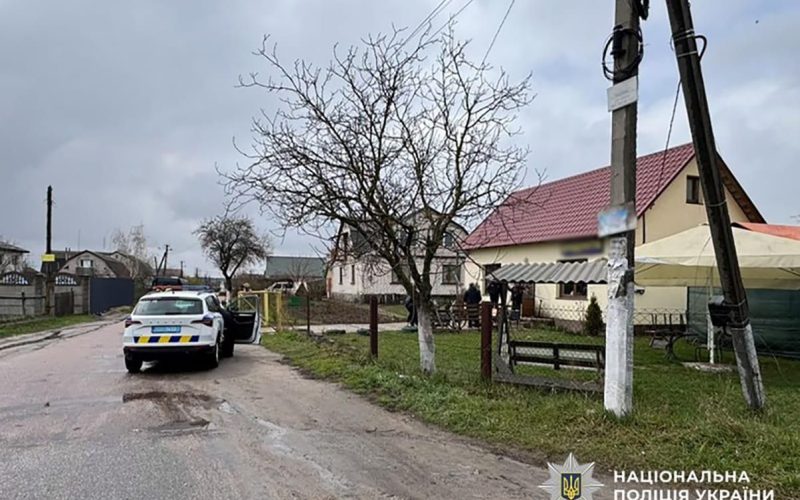 У селі на Житомирщині чоловік пограбував жінку та пішов витрачати гроші в іншу крамницю