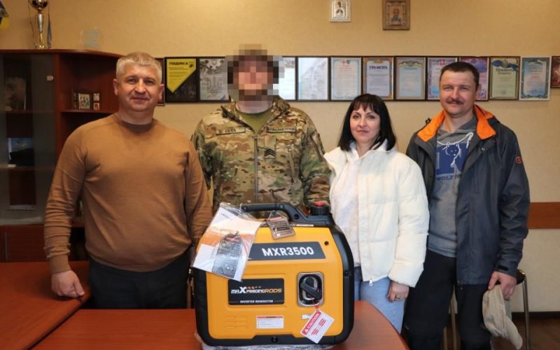 Олевська громада передала військовому з 159-ї бригади інверторний генератор