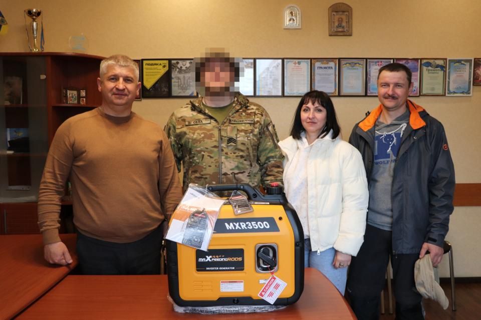 Олевська громада передала військовому з 159-ї бригади інверторний генератор