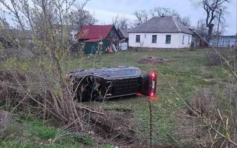 У селищі Малинської громади водій на Mercedes наїхав на паркан та перекинувся