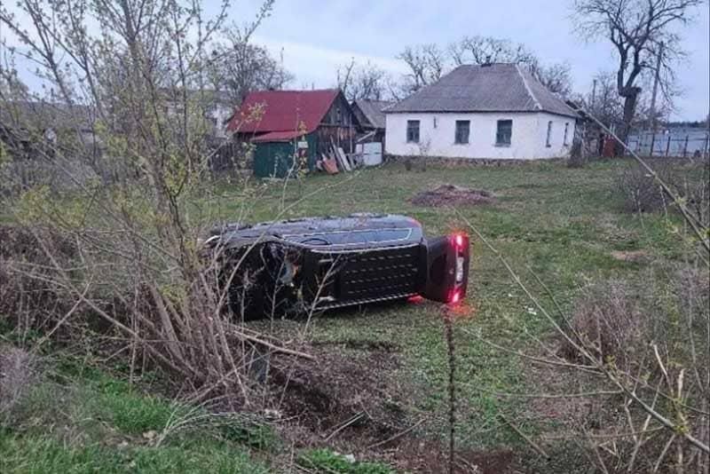 У селищі Малинської громади водій на Mercedes наїхав на паркан та перекинувся