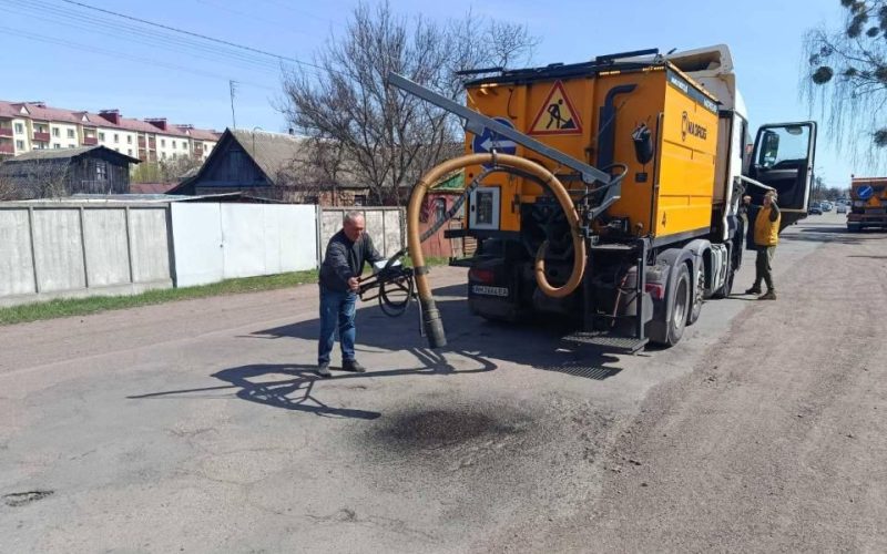 У Коростені ліквідовують ями на дорогах