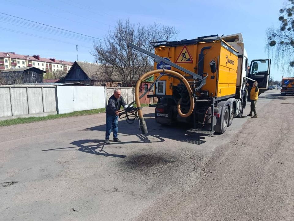 У Коростені ліквідовують ями на дорогах