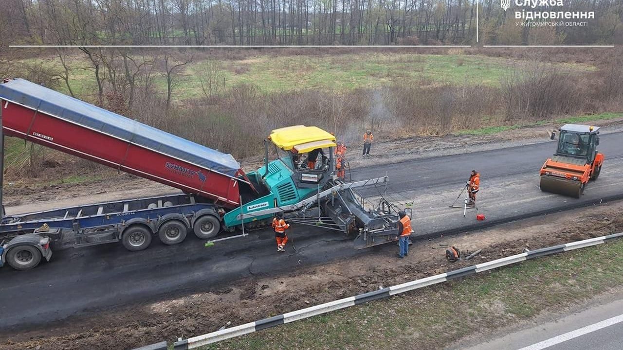 На дорогах Житомирщини інтенсивно латають ями: щодня працює близько 150 робітників
