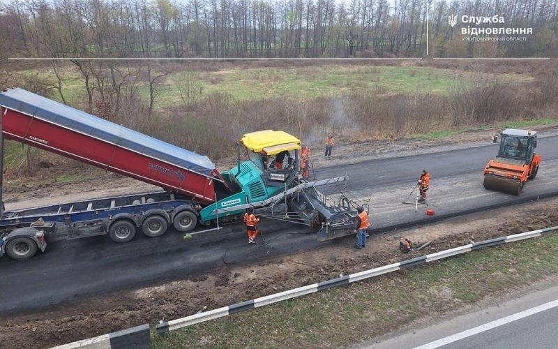 На дорогах Житомирщини інтенсивно латають ями: щодня працює близько 150 робітників