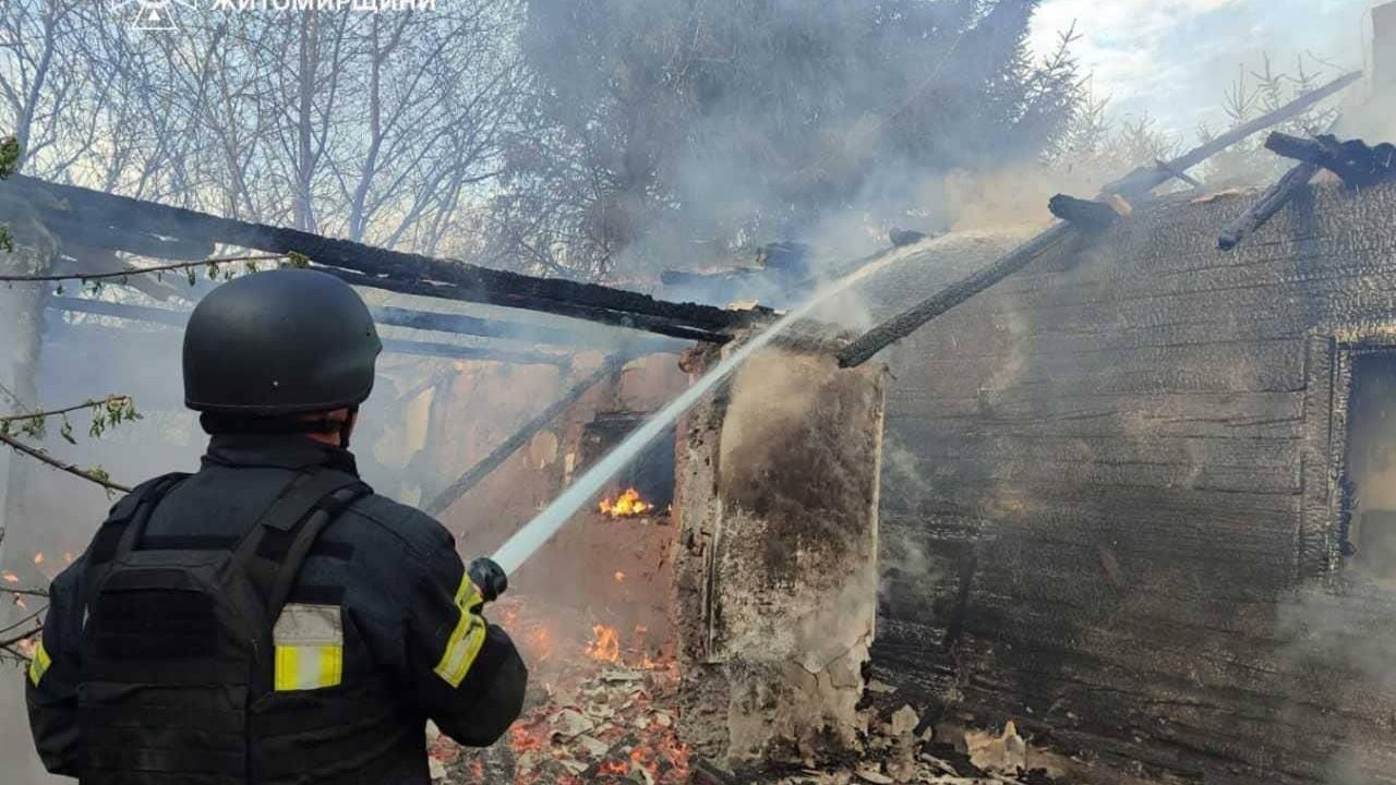 Нічна атака рф на Житомирщину: рятувальники загасили пожежу у приватному секторі