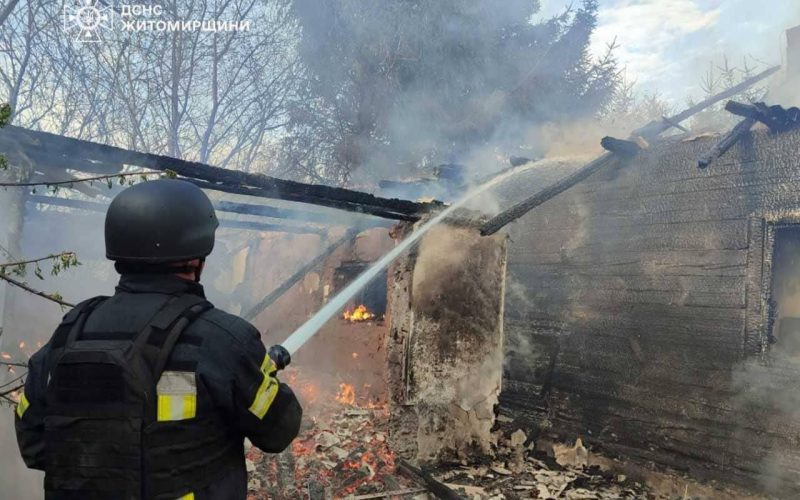 Нічна атака рф на Житомирщину: рятувальники загасили пожежу у приватному секторі