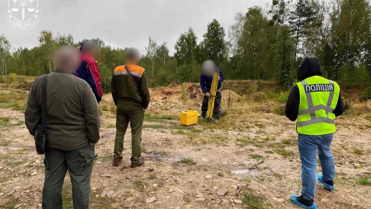 Понад 16 млн грн шкоди довкіллю – троє жителів Олевщини займалися незаконним видобутком корисних копалин