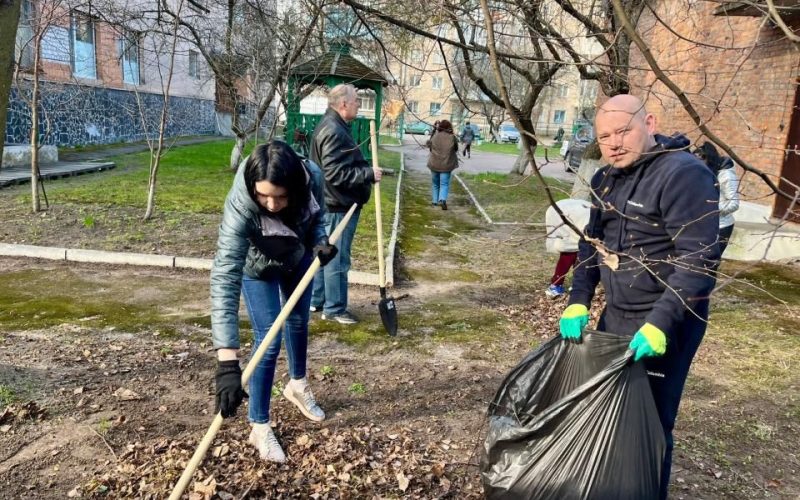 Працівники Коростенської РВА провели весняну толоку