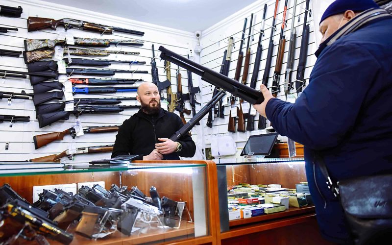 З початку року на Житомирщині стало більше бажаючих придбати зброю