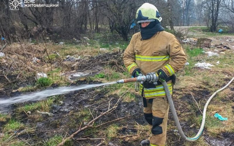 Під час гасіння сухої трави у Лугинах місцеві виявили трамованого чоловіка
