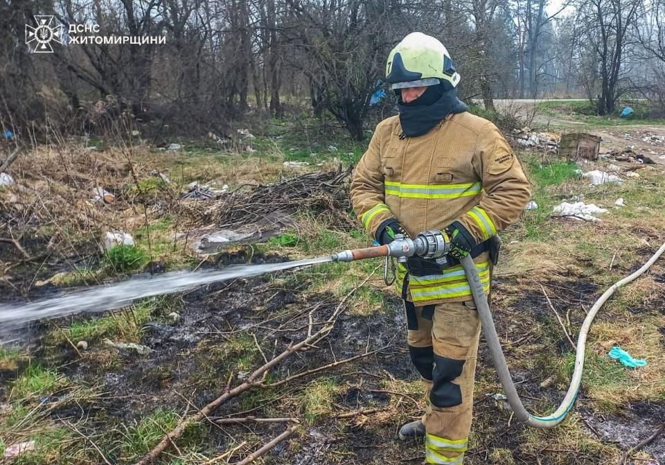 Під час гасіння сухої трави у Лугинах місцеві виявили трамованого чоловіка
