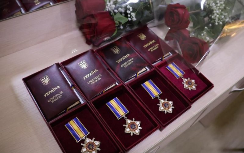У Малині вшанували полеглих воїнів: рідним передали ордени “За мужність” та “Комбатантські хрести”