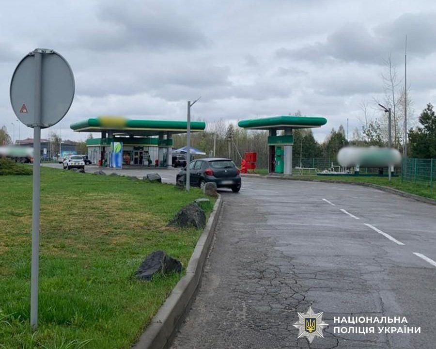 На Житомирщині чоловік у військовій формі погрожував підпалити АЗС, якщо йому безкоштовно не заправлять авто
