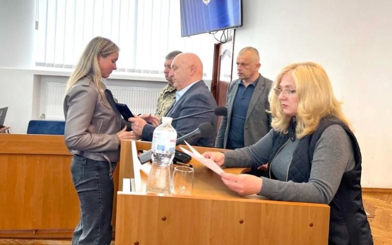 Під час сесії міськради в Коростені вшанувала полеглих Героїв: рідним передали ордени та нагрудні значки