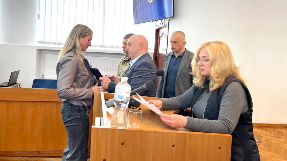 Під час сесії міськради в Коростені вшанувала полеглих Героїв: рідним передали ордени та нагрудні значки